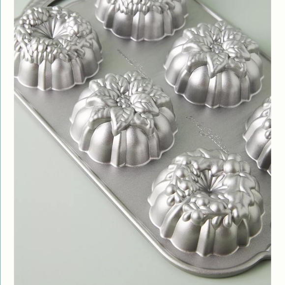 NordicWare Wreathlettes Bundt Pan - Picture 3 of 6